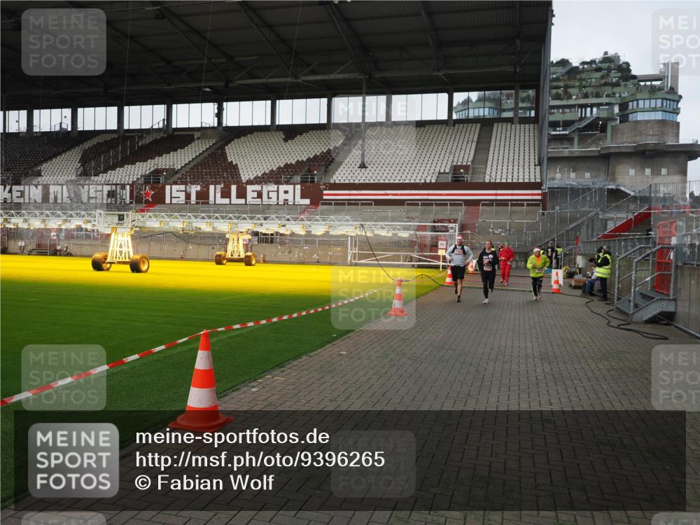 07.12.2025 - St. Pauli X-Mass-Run No. 15 Fabian Wolf http://msf.ph/oto/9396265 07.12.2025 10:37:00 Ziel 37, 503, 665, 2349, 2351, 2615, 3056, 3090, 3263, 4690, 4691, 4693 meine-sportfotos.de