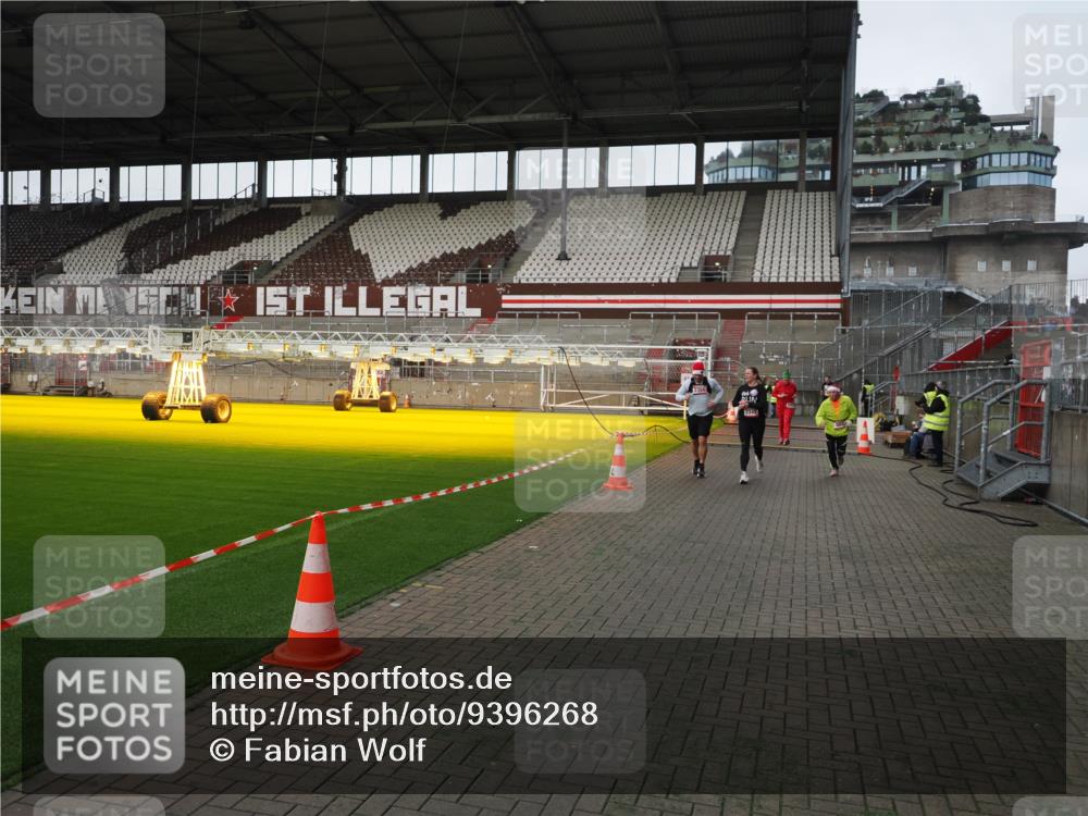 07.12.2025 - St. Pauli X-Mass-Run No. 15 Fabian Wolf http://msf.ph/oto/9396268 07.12.2025 10:37:01 Ziel 37, 503, 2349, 2351, 2615, 3056, 3090, 3263, 4690, 4691, 4693 meine-sportfotos.de
