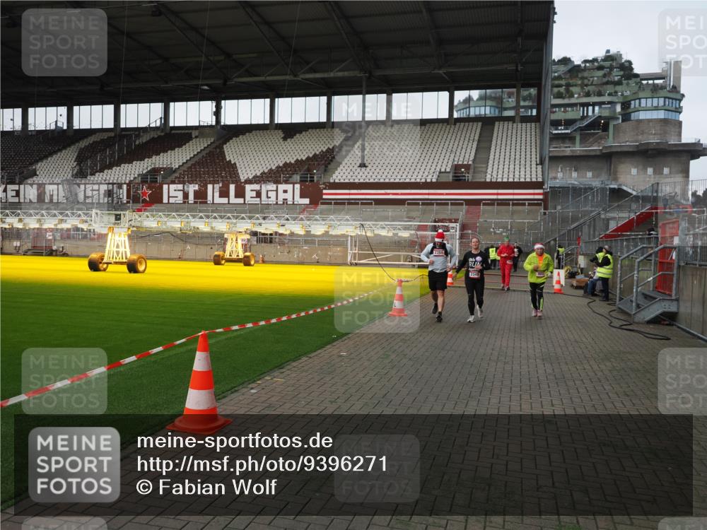 07.12.2025 - St. Pauli X-Mass-Run No. 15 Fabian Wolf http://msf.ph/oto/9396271 07.12.2025 10:37:02 Ziel 503, 2349, 2351, 2615, 3056, 3090, 3263, 4690, 4691, 4693 meine-sportfotos.de