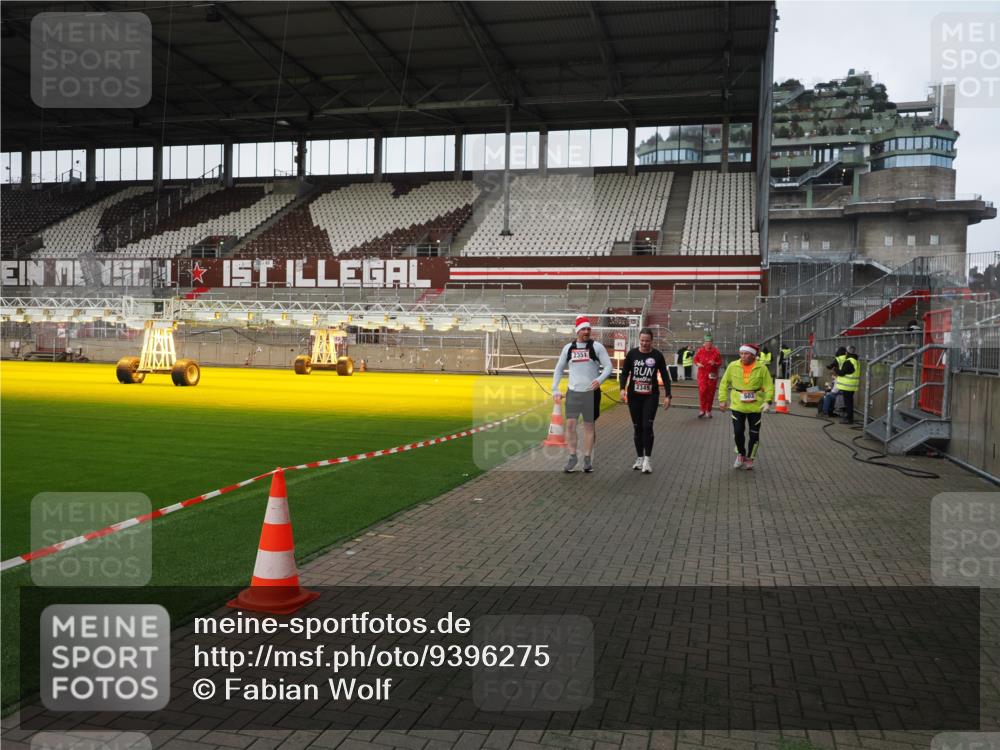 07.12.2025 - St. Pauli X-Mass-Run No. 15 Fabian Wolf http://msf.ph/oto/9396275 07.12.2025 10:37:03 Ziel 503, 2349, 2351, 2615, 3056, 3090, 3263, 4690 meine-sportfotos.de