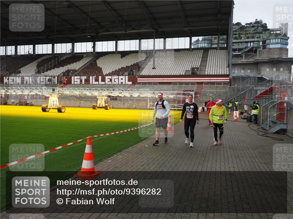 07.12.2025 - St. Pauli X-Mass-Run No. 15 Fabian Wolf http://msf.ph/oto/9396282 07.12.2025 10:37:04 Ziel 503, 2349, 2351, 3056, 3090, 3263 meine-sportfotos.de
