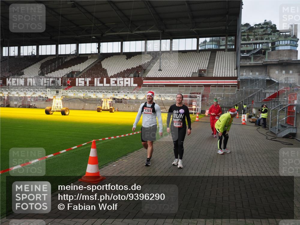 07.12.2025 - St. Pauli X-Mass-Run No. 15 Fabian Wolf http://msf.ph/oto/9396290 07.12.2025 10:37:06 Ziel 503, 2349, 2351, 3090, 3263, 4761 meine-sportfotos.de