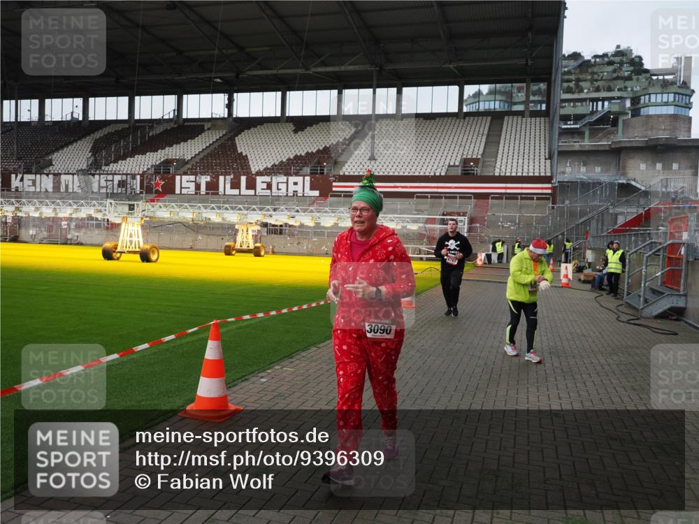 07.12.2025 - St. Pauli X-Mass-Run No. 15 Fabian Wolf http://msf.ph/oto/9396309 07.12.2025 10:37:10 Ziel 503, 2349, 2351, 3090, 4761 meine-sportfotos.de