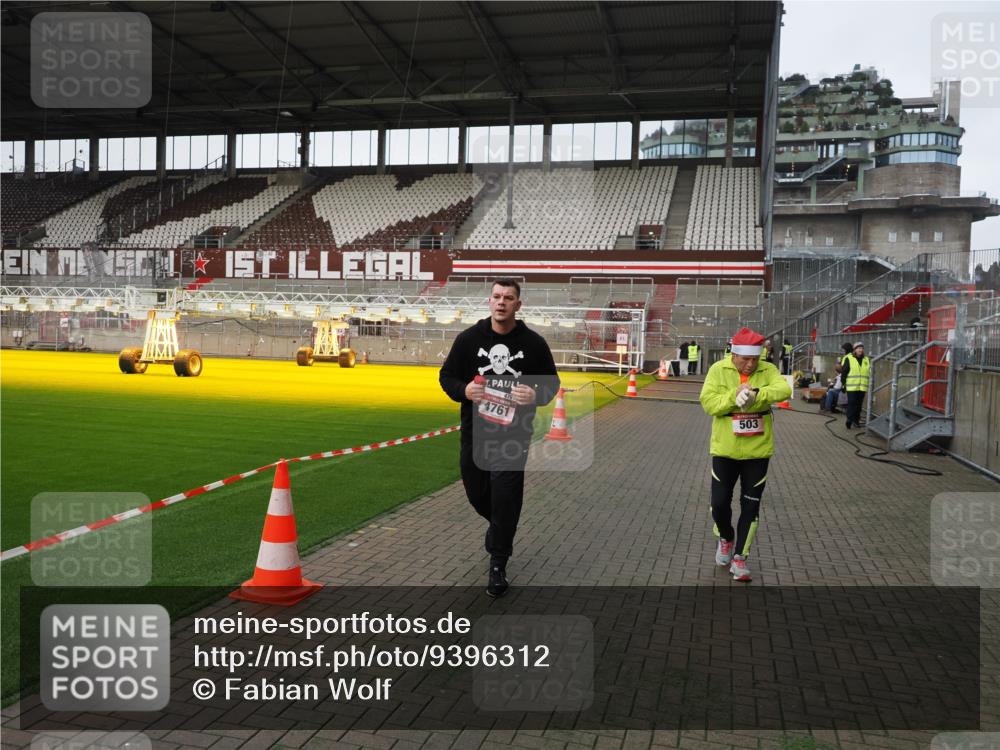 07.12.2025 - St. Pauli X-Mass-Run No. 15 Fabian Wolf http://msf.ph/oto/9396312 07.12.2025 10:37:13 Ziel 503, 2349, 2351, 3090, 4761 meine-sportfotos.de