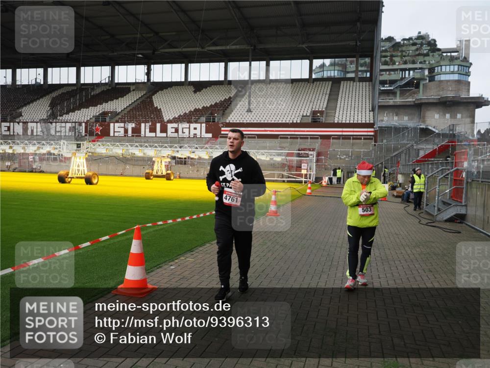 07.12.2025 - St. Pauli X-Mass-Run No. 15 Fabian Wolf http://msf.ph/oto/9396313 07.12.2025 10:37:13 Ziel 503, 2349, 2351, 3090, 4761 meine-sportfotos.de