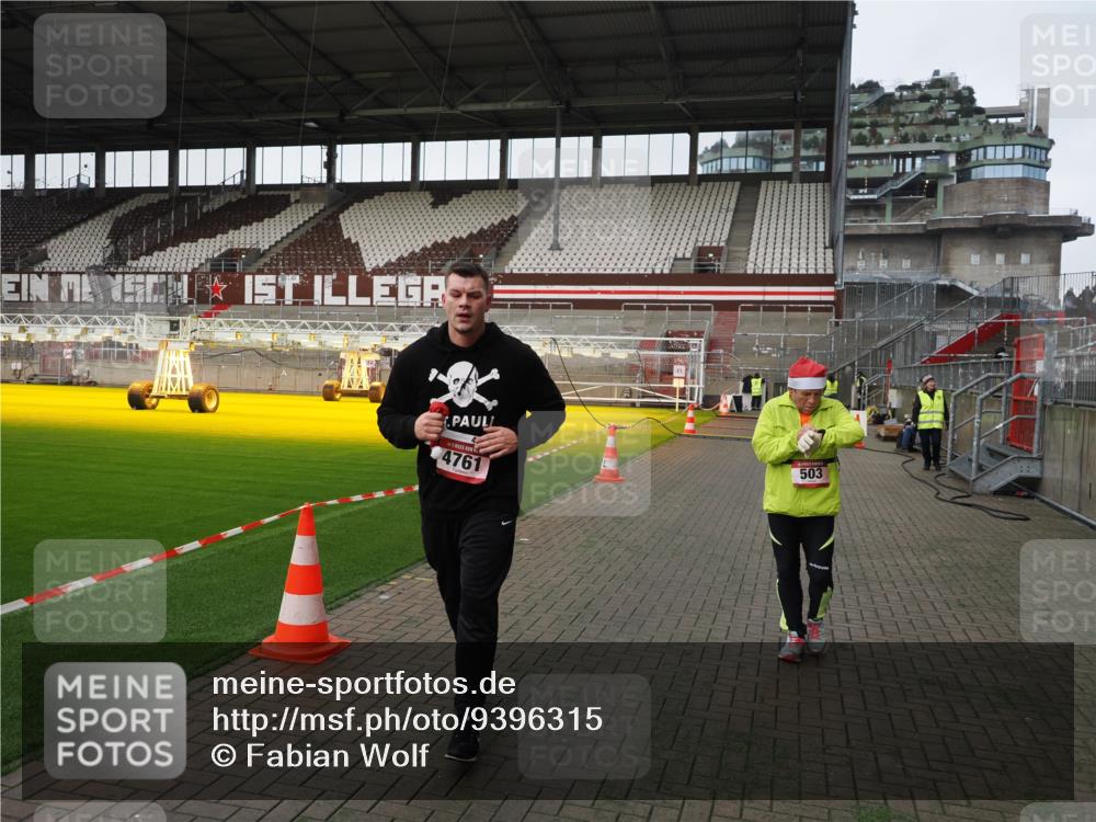 07.12.2025 - St. Pauli X-Mass-Run No. 15 Fabian Wolf http://msf.ph/oto/9396315 07.12.2025 10:37:13 Ziel 503, 2349, 2351, 3090, 4761 meine-sportfotos.de