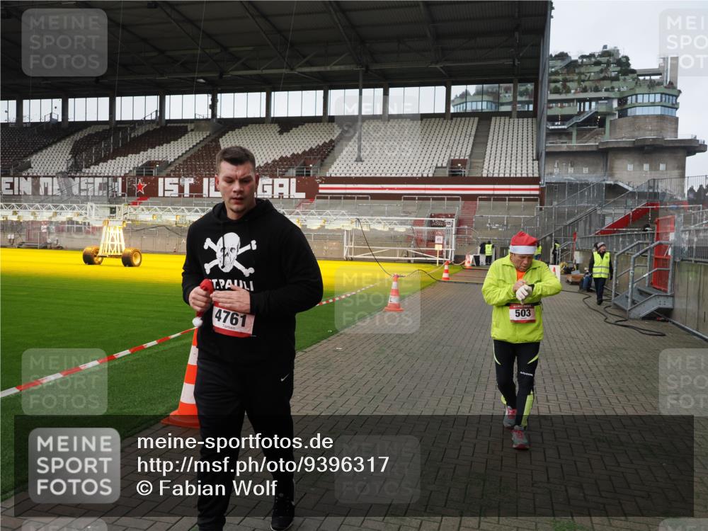 07.12.2025 - St. Pauli X-Mass-Run No. 15 Fabian Wolf http://msf.ph/oto/9396317 07.12.2025 10:37:14 Ziel 503, 2349, 2351, 3090, 4761 meine-sportfotos.de