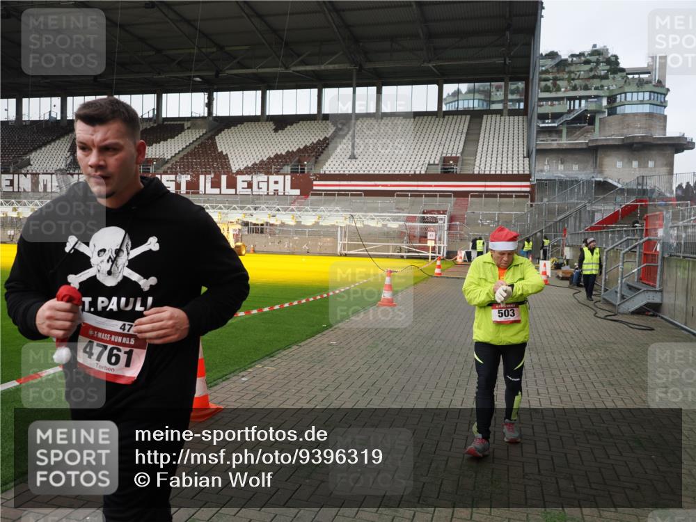 07.12.2025 - St. Pauli X-Mass-Run No. 15 Fabian Wolf http://msf.ph/oto/9396319 07.12.2025 10:37:14 Ziel 503, 2349, 2351, 3090, 4761 meine-sportfotos.de