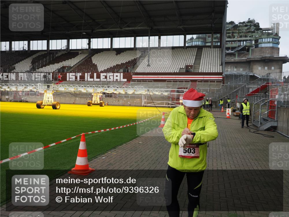 07.12.2025 - St. Pauli X-Mass-Run No. 15 Fabian Wolf http://msf.ph/oto/9396326 07.12.2025 10:37:16 Ziel 503, 2349, 2351, 3090, 4761 meine-sportfotos.de