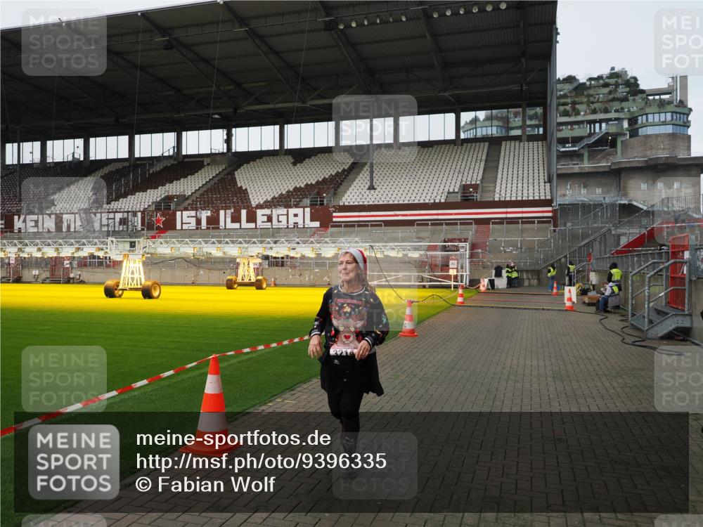 07.12.2025 - St. Pauli X-Mass-Run No. 15 Fabian Wolf http://msf.ph/oto/9396335 07.12.2025 10:37:29 Ziel 3214 meine-sportfotos.de