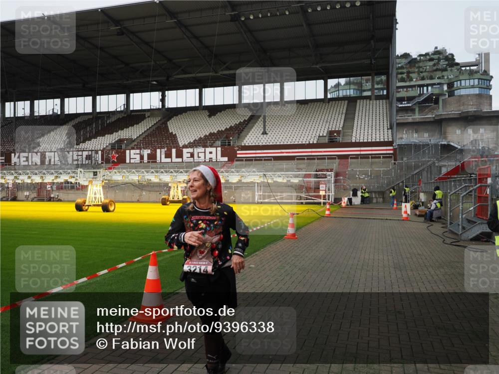 07.12.2025 - St. Pauli X-Mass-Run No. 15 Fabian Wolf http://msf.ph/oto/9396338 07.12.2025 10:37:30 Ziel 3214 meine-sportfotos.de