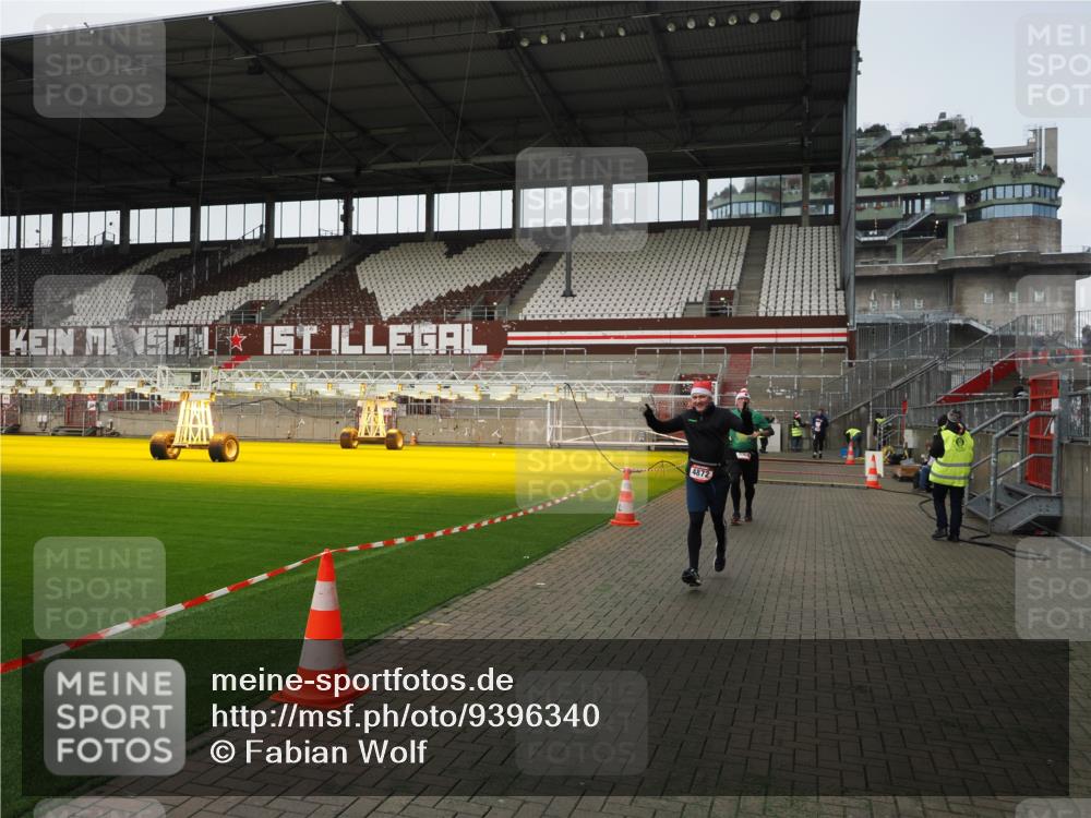 07.12.2025 - St. Pauli X-Mass-Run No. 15 Fabian Wolf http://msf.ph/oto/9396340 07.12.2025 10:37:50 Ziel 3069, 4872 meine-sportfotos.de