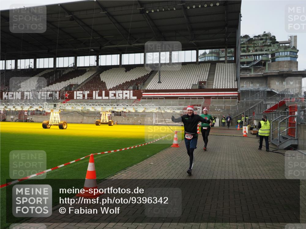 07.12.2025 - St. Pauli X-Mass-Run No. 15 Fabian Wolf http://msf.ph/oto/9396342 07.12.2025 10:37:50 Ziel 3069, 4872 meine-sportfotos.de