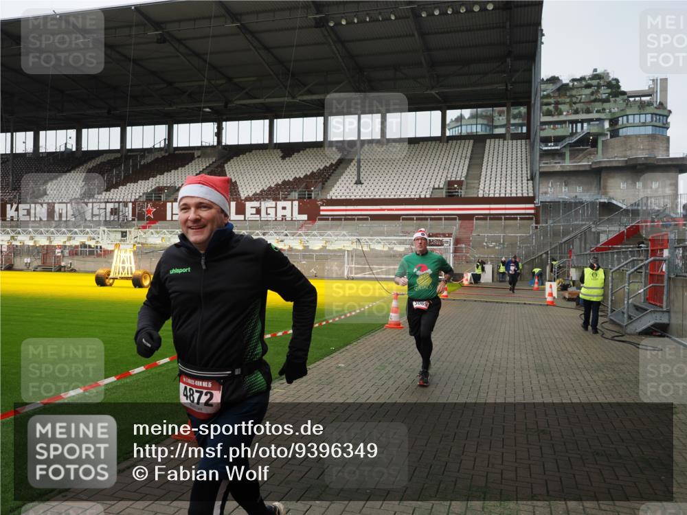 07.12.2025 - St. Pauli X-Mass-Run No. 15 Fabian Wolf http://msf.ph/oto/9396349 07.12.2025 10:37:51 Ziel 3069, 4872 meine-sportfotos.de