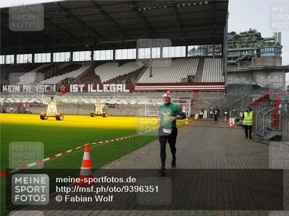 07.12.2025 - St. Pauli X-Mass-Run No. 15 Fabian Wolf http://msf.ph/oto/9396351 07.12.2025 10:37:52 Ziel 2899, 3069, 4872 meine-sportfotos.de