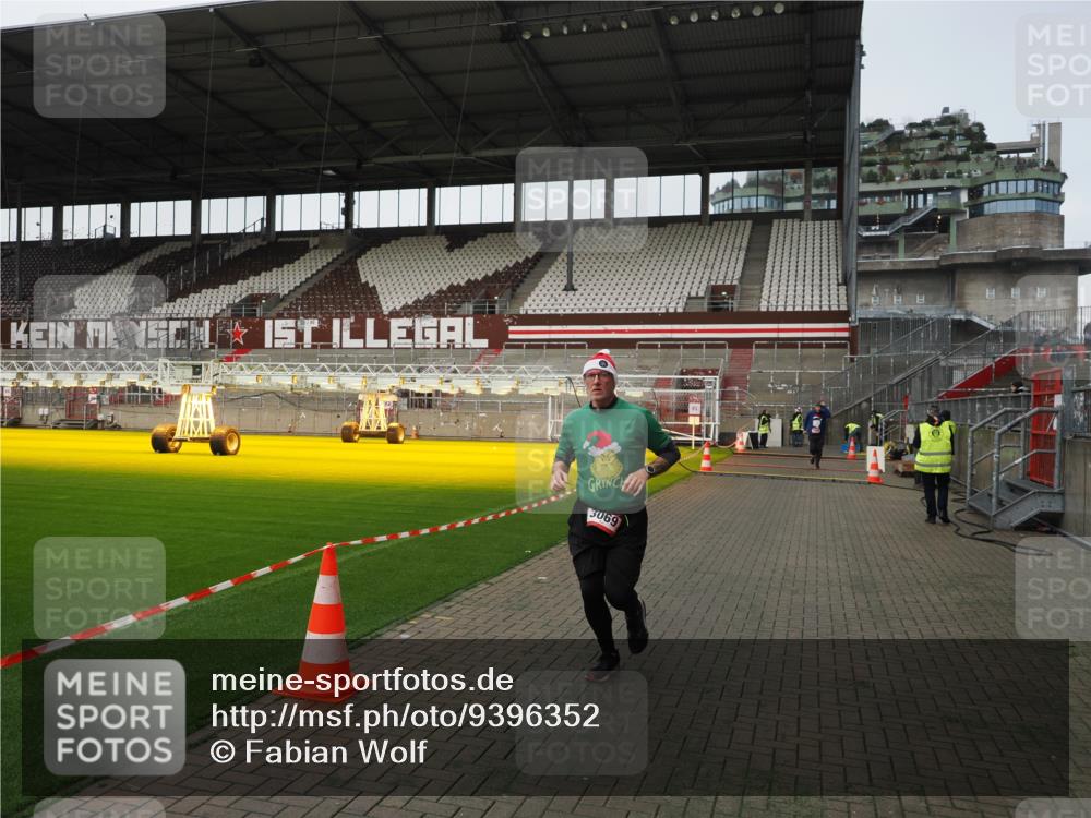 07.12.2025 - St. Pauli X-Mass-Run No. 15 Fabian Wolf http://msf.ph/oto/9396352 07.12.2025 10:37:52 Ziel 2899, 3069, 4872 meine-sportfotos.de
