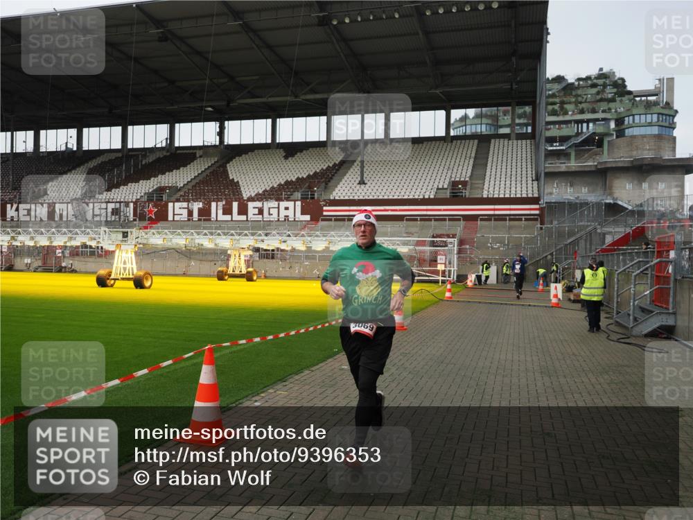 07.12.2025 - St. Pauli X-Mass-Run No. 15 Fabian Wolf http://msf.ph/oto/9396353 07.12.2025 10:37:52 Ziel 2899, 3069, 4872 meine-sportfotos.de
