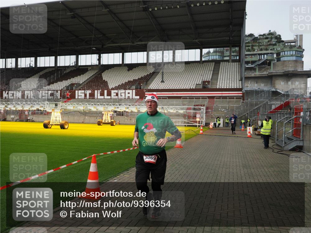 07.12.2025 - St. Pauli X-Mass-Run No. 15 Fabian Wolf http://msf.ph/oto/9396354 07.12.2025 10:37:52 Ziel 2899, 3069, 4872 meine-sportfotos.de