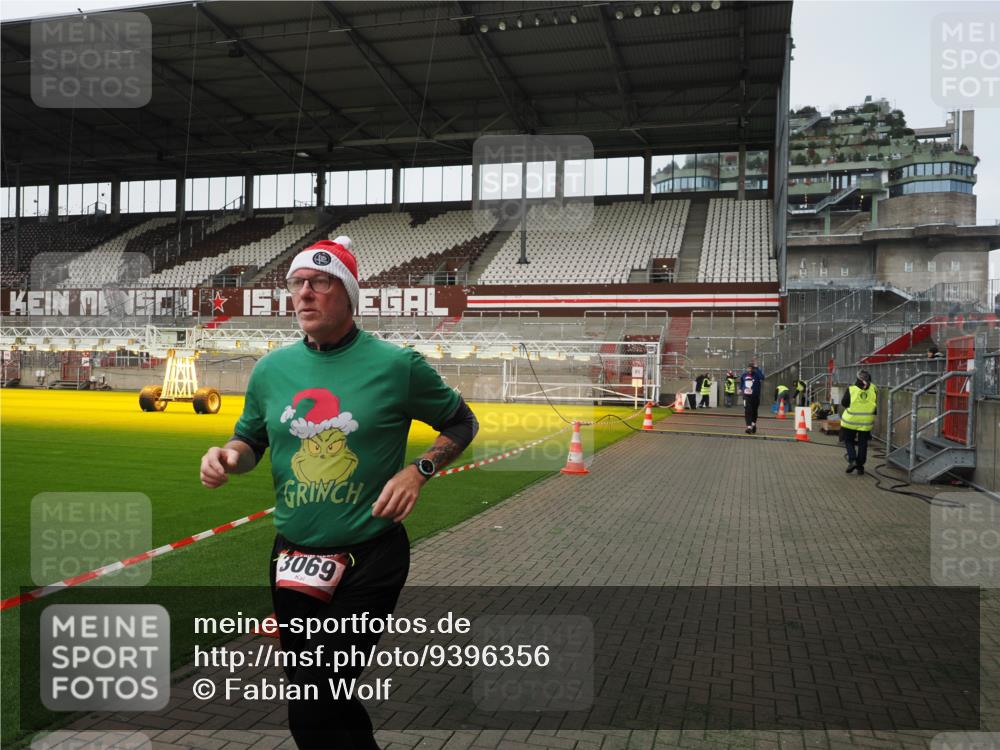 07.12.2025 - St. Pauli X-Mass-Run No. 15 Fabian Wolf http://msf.ph/oto/9396356 07.12.2025 10:37:53 Ziel 2899, 3069, 4872 meine-sportfotos.de