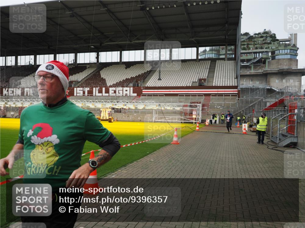 07.12.2025 - St. Pauli X-Mass-Run No. 15 Fabian Wolf http://msf.ph/oto/9396357 07.12.2025 10:37:53 Ziel 2899, 3069, 4872 meine-sportfotos.de
