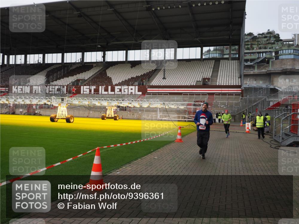07.12.2025 - St. Pauli X-Mass-Run No. 15 Fabian Wolf http://msf.ph/oto/9396361 07.12.2025 10:37:58 Ziel 70, 2899, 3069, 4872 meine-sportfotos.de