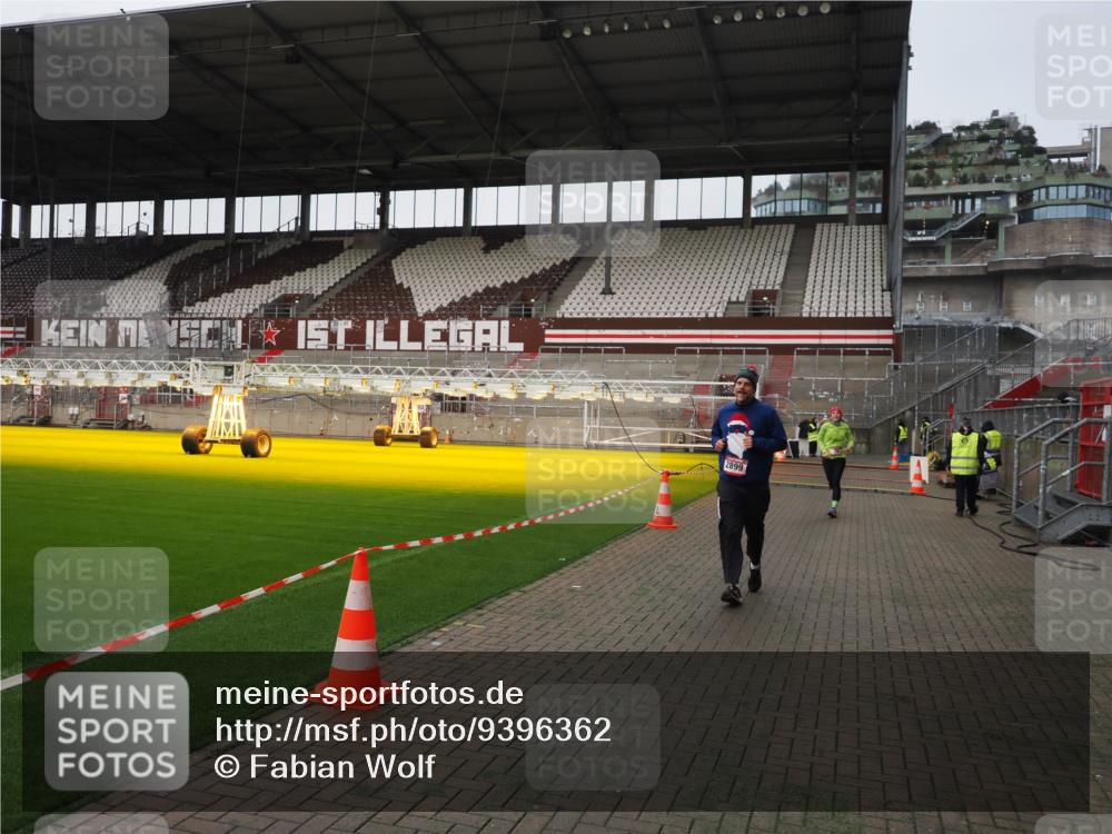 07.12.2025 - St. Pauli X-Mass-Run No. 15 Fabian Wolf http://msf.ph/oto/9396362 07.12.2025 10:37:58 Ziel 70, 2899, 3069, 4872 meine-sportfotos.de