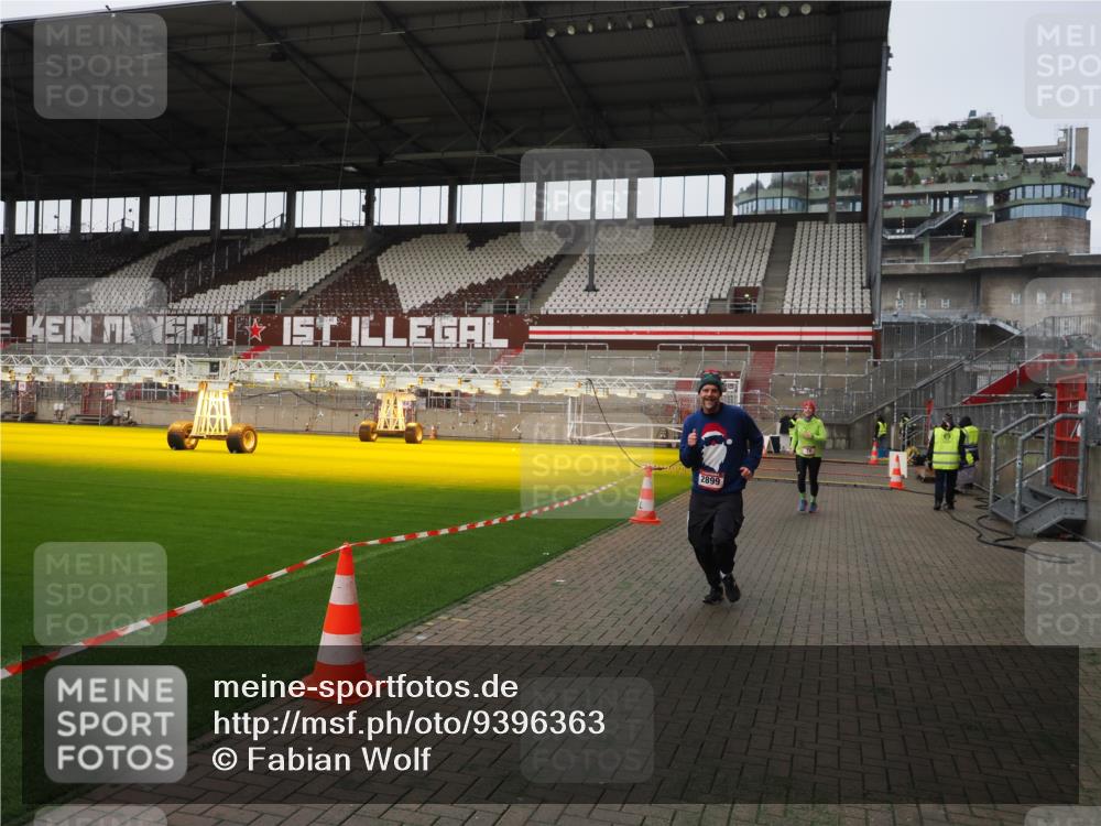 07.12.2025 - St. Pauli X-Mass-Run No. 15 Fabian Wolf http://msf.ph/oto/9396363 07.12.2025 10:37:58 Ziel 70, 2899, 3069, 4872 meine-sportfotos.de