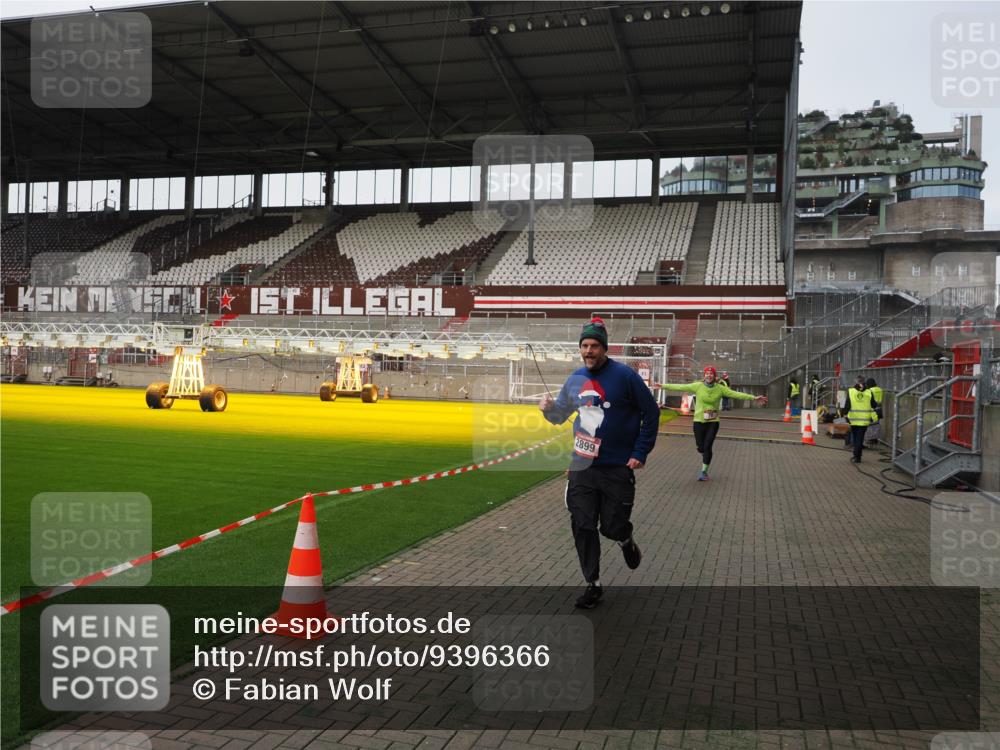 07.12.2025 - St. Pauli X-Mass-Run No. 15 Fabian Wolf http://msf.ph/oto/9396366 07.12.2025 10:37:59 Ziel 70, 2899, 3069, 4872 meine-sportfotos.de