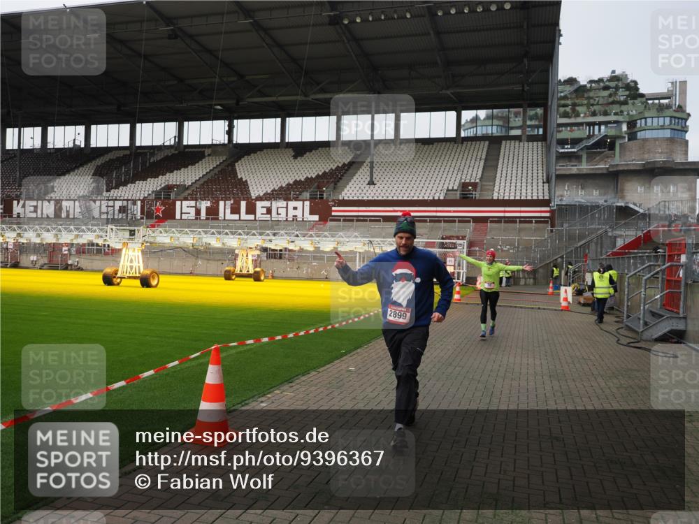 07.12.2025 - St. Pauli X-Mass-Run No. 15 Fabian Wolf http://msf.ph/oto/9396367 07.12.2025 10:37:59 Ziel 70, 2899, 3069, 4872 meine-sportfotos.de