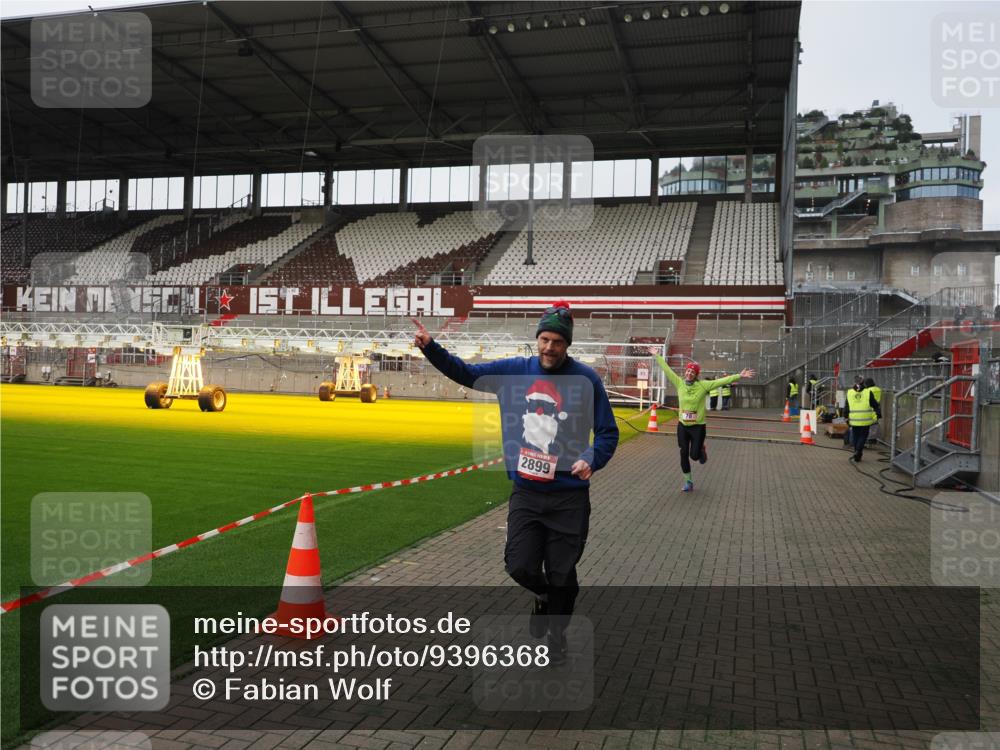 07.12.2025 - St. Pauli X-Mass-Run No. 15 Fabian Wolf http://msf.ph/oto/9396368 07.12.2025 10:37:59 Ziel 70, 2899, 3069, 4872 meine-sportfotos.de