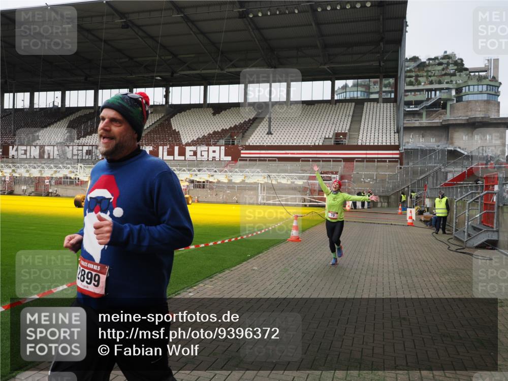 07.12.2025 - St. Pauli X-Mass-Run No. 15 Fabian Wolf http://msf.ph/oto/9396372 07.12.2025 10:38:00 Ziel 70, 2899, 3069, 4872 meine-sportfotos.de