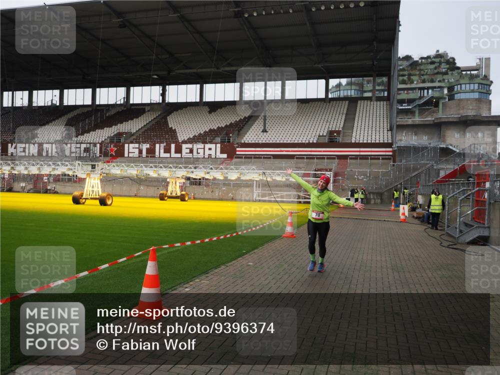 07.12.2025 - St. Pauli X-Mass-Run No. 15 Fabian Wolf http://msf.ph/oto/9396374 07.12.2025 10:38:00 Ziel 70, 2899, 3069, 4872 meine-sportfotos.de