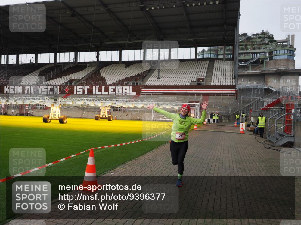 07.12.2025 - St. Pauli X-Mass-Run No. 15 Fabian Wolf http://msf.ph/oto/9396377 07.12.2025 10:38:01 Ziel 70, 2899, 3069, 4872 meine-sportfotos.de
