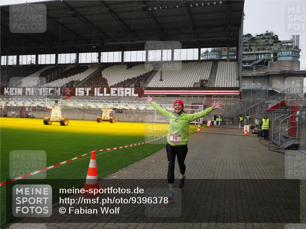 07.12.2025 - St. Pauli X-Mass-Run No. 15 Fabian Wolf http://msf.ph/oto/9396378 07.12.2025 10:38:01 Ziel 70, 2899, 3069, 4872 meine-sportfotos.de