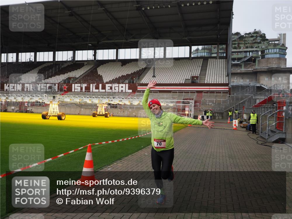 07.12.2025 - St. Pauli X-Mass-Run No. 15 Fabian Wolf http://msf.ph/oto/9396379 07.12.2025 10:38:01 Ziel 70, 2899, 3069, 4872 meine-sportfotos.de