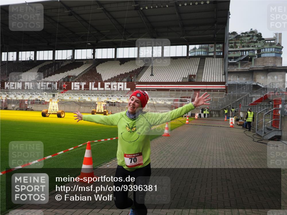 07.12.2025 - St. Pauli X-Mass-Run No. 15 Fabian Wolf http://msf.ph/oto/9396381 07.12.2025 10:38:02 Ziel 70, 2899, 3069, 4872 meine-sportfotos.de