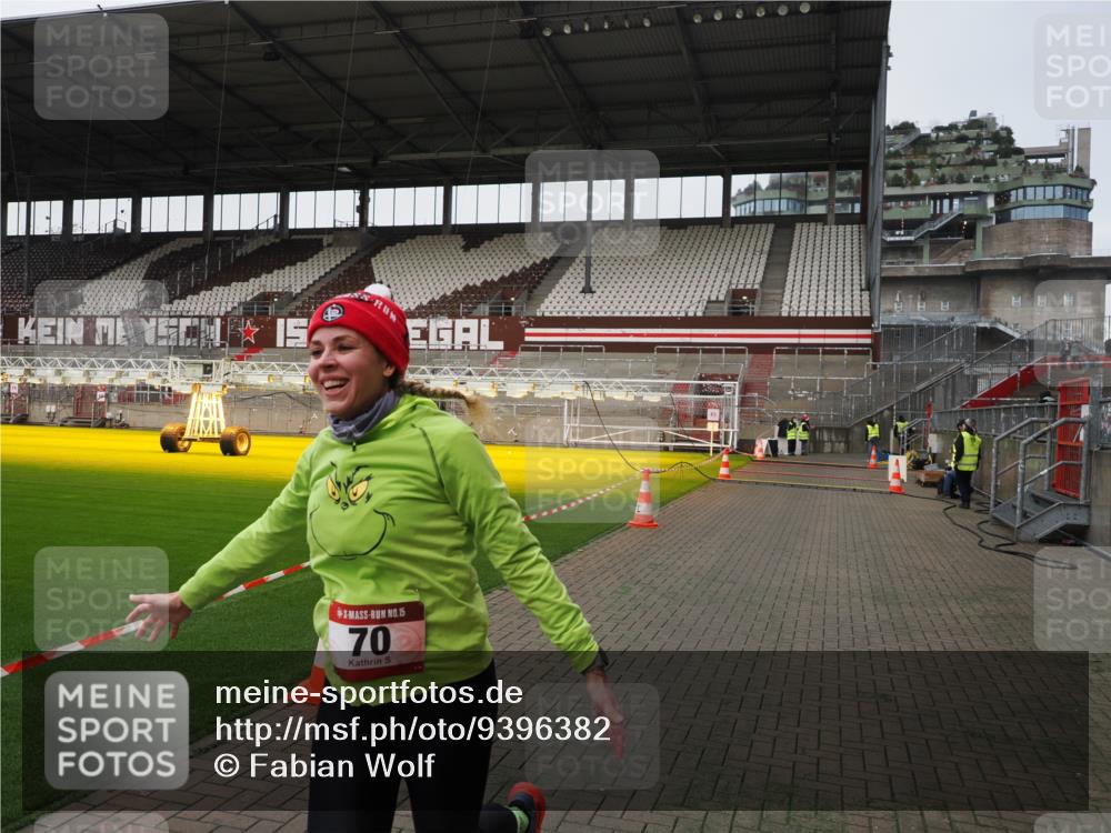 07.12.2025 - St. Pauli X-Mass-Run No. 15 Fabian Wolf http://msf.ph/oto/9396382 07.12.2025 10:38:02 Ziel 70, 2899, 3069, 4872 meine-sportfotos.de