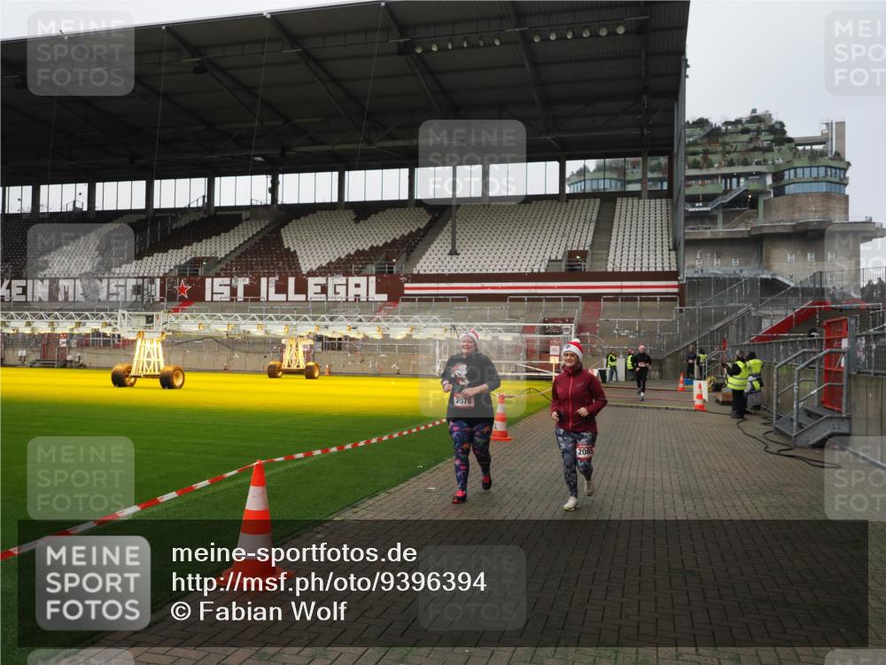 07.12.2025 - St. Pauli X-Mass-Run No. 15 Fabian Wolf http://msf.ph/oto/9396394 07.12.2025 10:38:36 Ziel 2078, 2085, 3058 meine-sportfotos.de