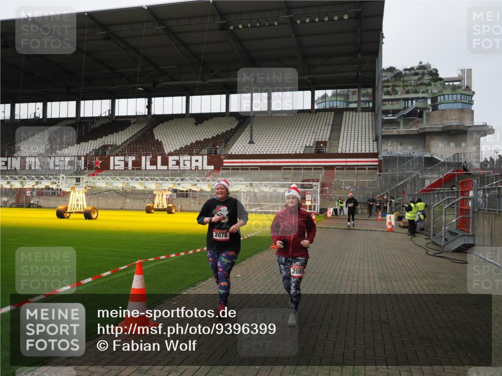 07.12.2025 - St. Pauli X-Mass-Run No. 15 Fabian Wolf http://msf.ph/oto/9396399 07.12.2025 10:38:37 Ziel 2078, 2085, 3058 meine-sportfotos.de