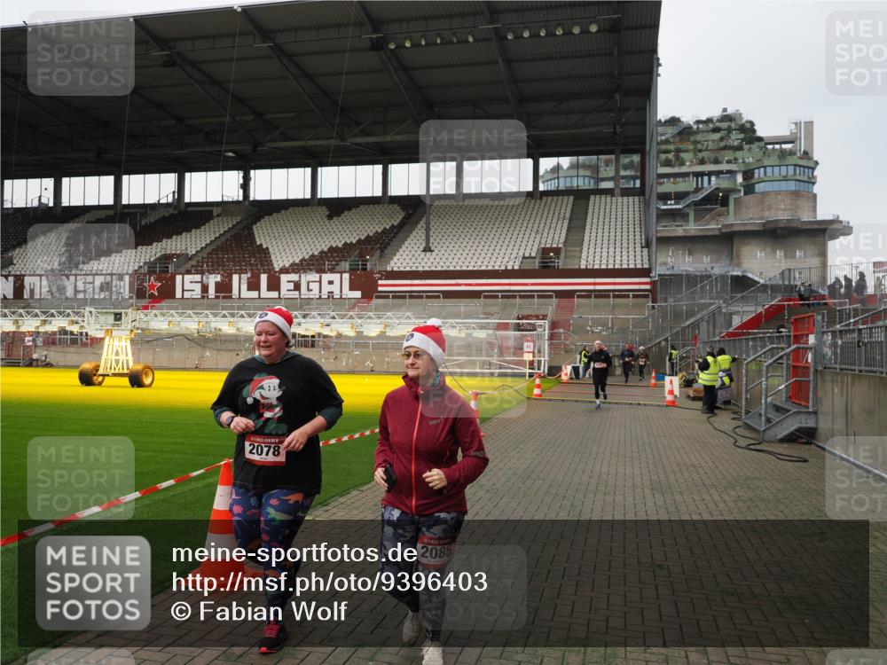 07.12.2025 - St. Pauli X-Mass-Run No. 15 Fabian Wolf http://msf.ph/oto/9396403 07.12.2025 10:38:38 Ziel 2078, 2085, 3058 meine-sportfotos.de
