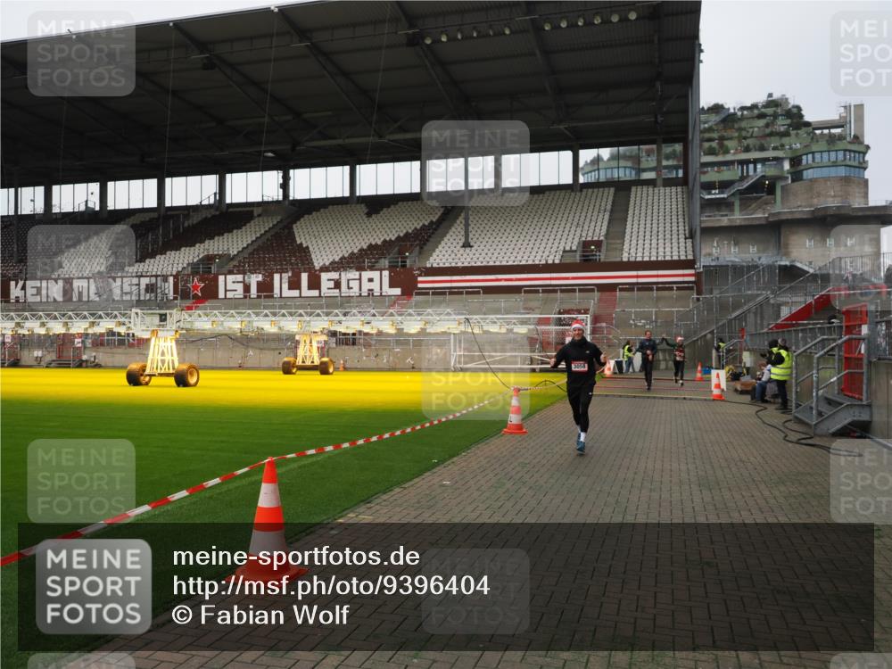 07.12.2025 - St. Pauli X-Mass-Run No. 15 Fabian Wolf http://msf.ph/oto/9396404 07.12.2025 10:38:41 Ziel 2078, 2085, 3058, 3061 meine-sportfotos.de