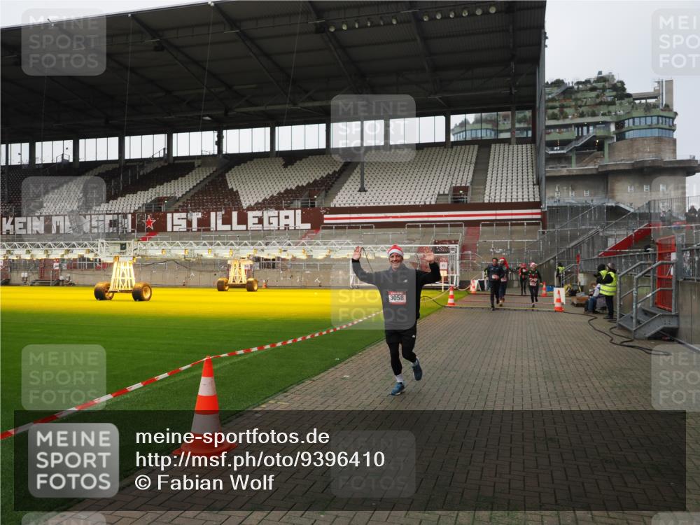 07.12.2025 - St. Pauli X-Mass-Run No. 15 Fabian Wolf http://msf.ph/oto/9396410 07.12.2025 10:38:42 Ziel 1250, 1255, 2078, 2085, 3058, 3061 meine-sportfotos.de