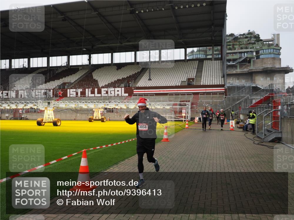 07.12.2025 - St. Pauli X-Mass-Run No. 15 Fabian Wolf http://msf.ph/oto/9396413 07.12.2025 10:38:43 Ziel 1250, 1255, 2078, 2085, 3058, 3061 meine-sportfotos.de