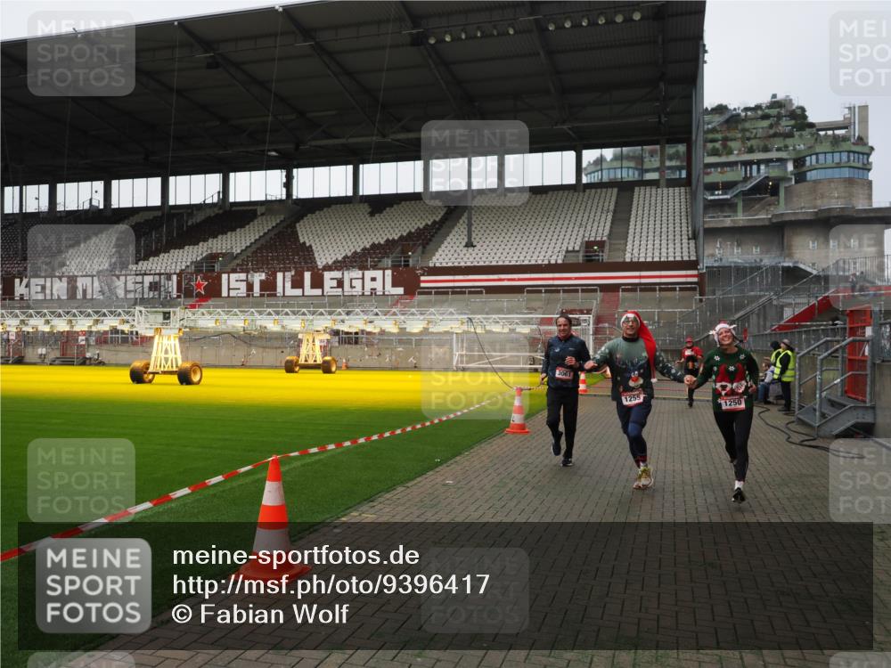 07.12.2025 - St. Pauli X-Mass-Run No. 15 Fabian Wolf http://msf.ph/oto/9396417 07.12.2025 10:38:47 Ziel 1250, 1255, 2078, 2085, 2943, 3058, 3061 meine-sportfotos.de
