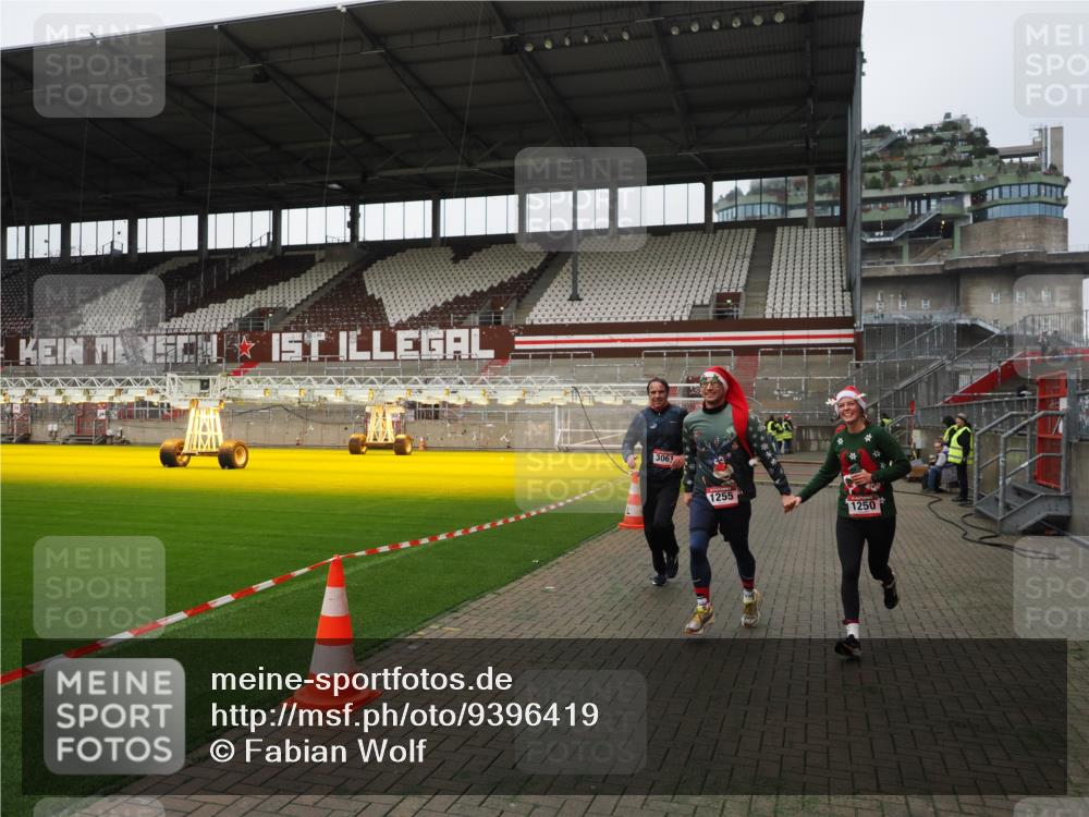 07.12.2025 - St. Pauli X-Mass-Run No. 15 Fabian Wolf http://msf.ph/oto/9396419 07.12.2025 10:38:47 Ziel 1250, 1255, 2078, 2085, 2943, 3058, 3061 meine-sportfotos.de