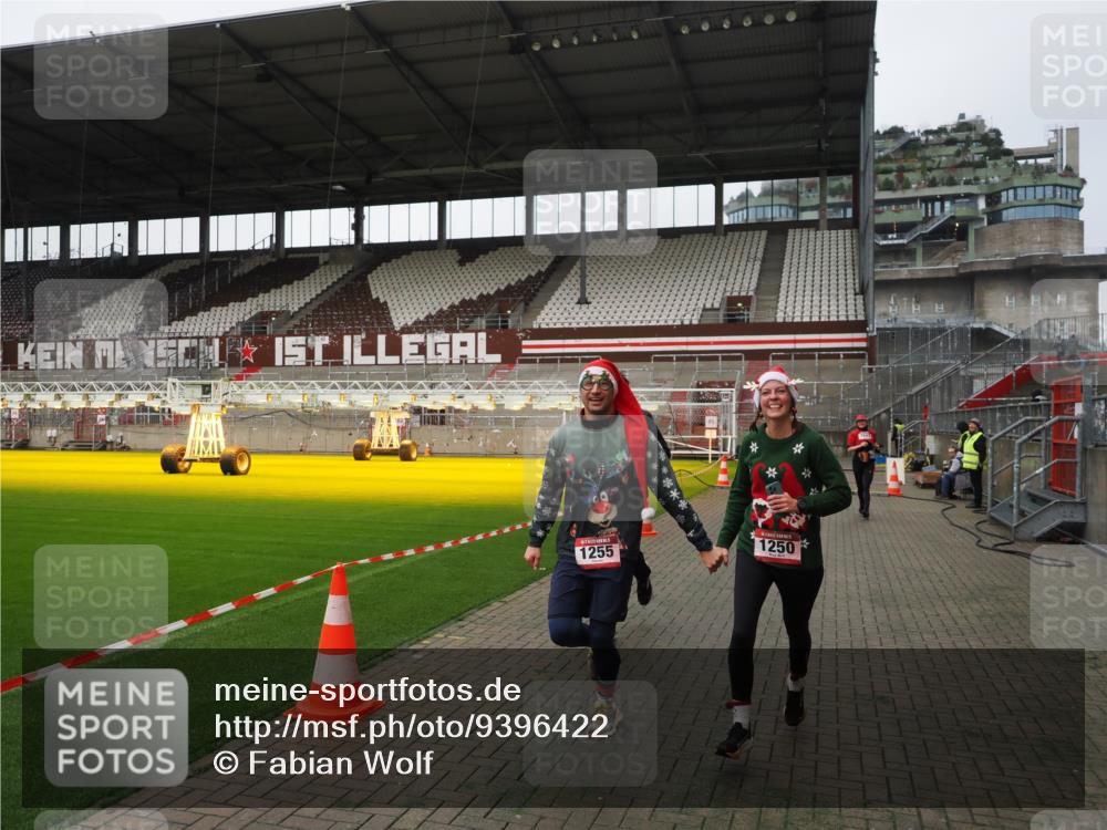07.12.2025 - St. Pauli X-Mass-Run No. 15 Fabian Wolf http://msf.ph/oto/9396422 07.12.2025 10:38:48 Ziel 1250, 1255, 2085, 2943, 3058, 3061 meine-sportfotos.de