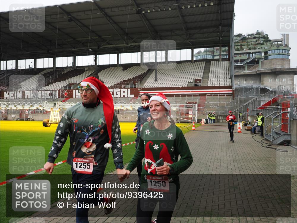 07.12.2025 - St. Pauli X-Mass-Run No. 15 Fabian Wolf http://msf.ph/oto/9396425 07.12.2025 10:38:48 Ziel 1250, 1255, 2085, 2943, 3058, 3061 meine-sportfotos.de