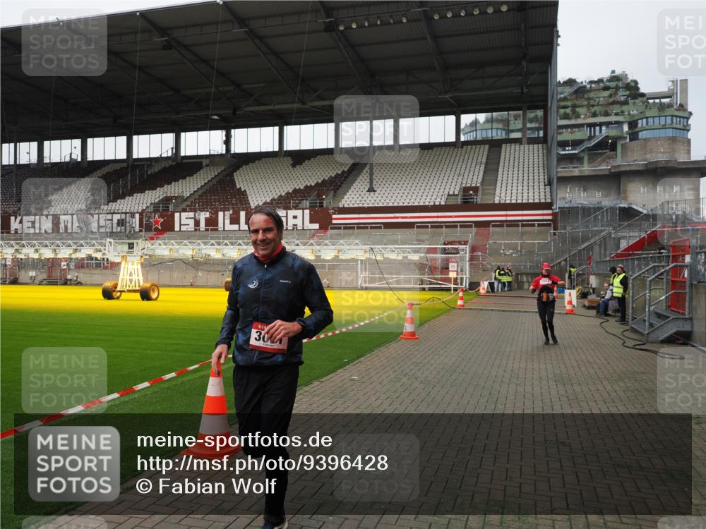 07.12.2025 - St. Pauli X-Mass-Run No. 15 Fabian Wolf http://msf.ph/oto/9396428 07.12.2025 10:38:49 Ziel 1250, 1255, 2943, 3058, 3061 meine-sportfotos.de