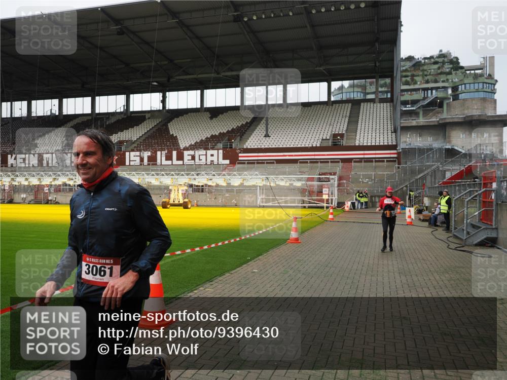 07.12.2025 - St. Pauli X-Mass-Run No. 15 Fabian Wolf http://msf.ph/oto/9396430 07.12.2025 10:38:49 Ziel 1250, 1255, 2943, 3058, 3061 meine-sportfotos.de