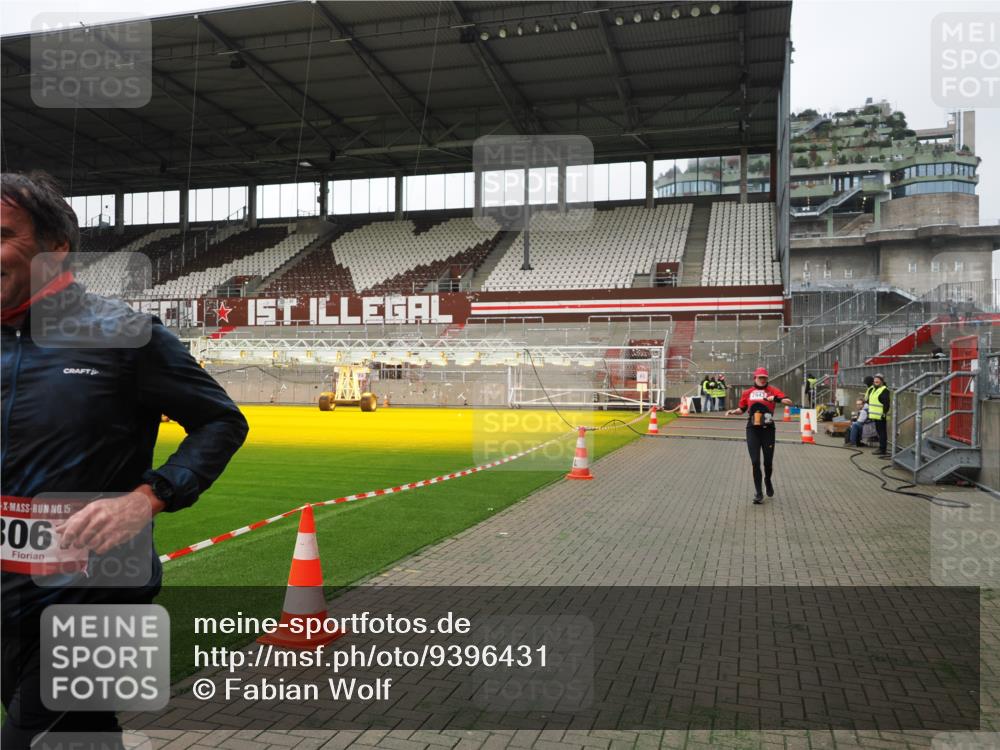 07.12.2025 - St. Pauli X-Mass-Run No. 15 Fabian Wolf http://msf.ph/oto/9396431 07.12.2025 10:38:50 Ziel 1250, 1255, 2943, 3058, 3061 meine-sportfotos.de